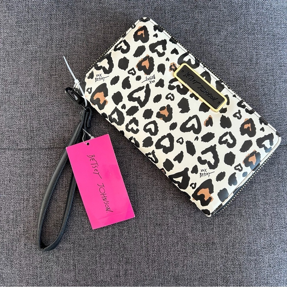 Betsey Johnson Leopard Heart Zip Around Wallet / Wristlet, Cream, Black, Tan - Picture 15 of 17